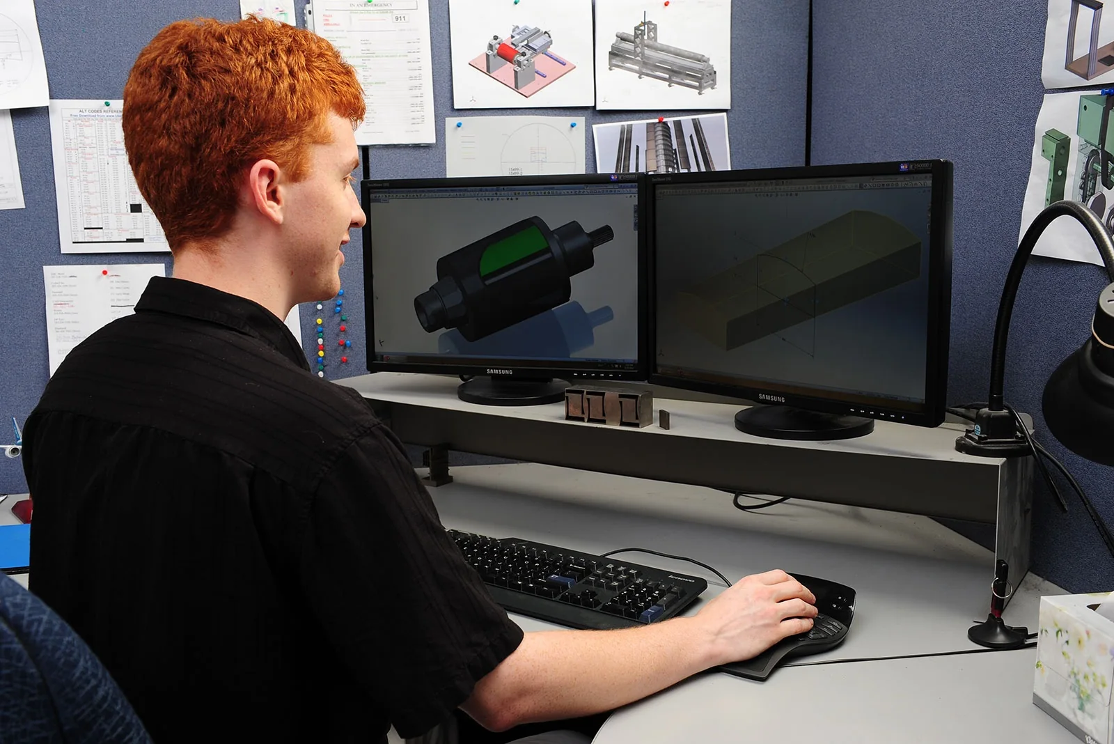 Entwicklungsteam bei der Prüfung eines CAD-Modells für eine kundenspezifische Magnetbaugruppe